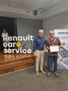 EMYVEC en la Convención Red Renault Argentina 2022 - Con el ganador del sorteo.