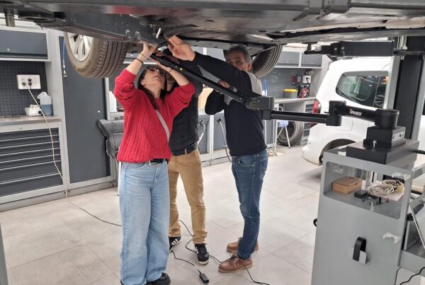 Car Check - Demostración de medición estructural con Touch bajo un vehículo elevado