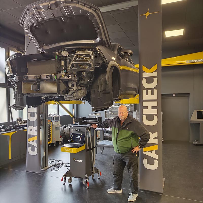 Claudio Willers de EMYVEC en un puesto de CAR CHECK