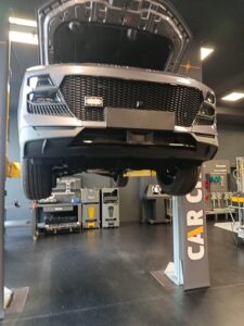 Vehículo elevado en un puesto identificado como CAR CHECK